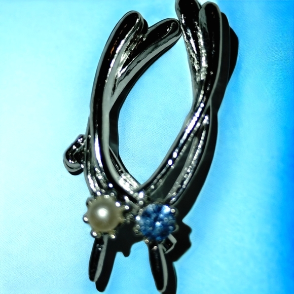 Absolutely gorgeous 1950s silver wishbone with pearl and blue rhinestone - Picture 1 of 1